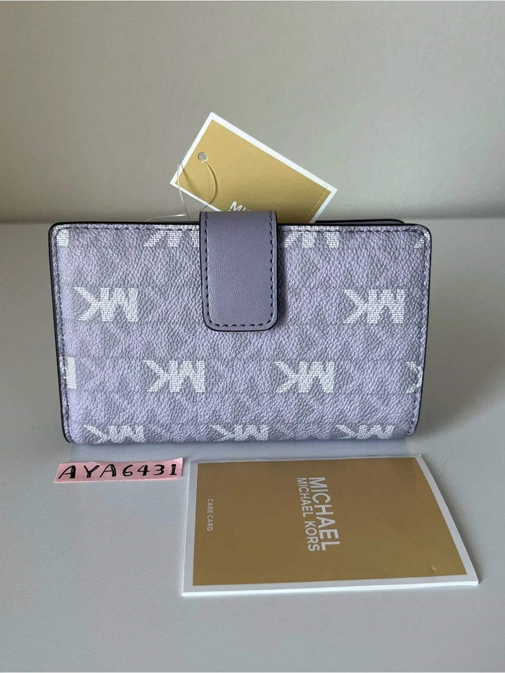Michael Kors medium bifold zip corner wallet🎈🎈